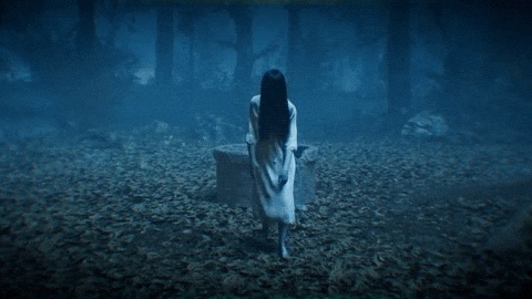 Muerta que sale del pozo: Gifs de suspenso y misterio